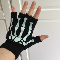 paire de gants squelette mi-doigt porté
