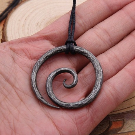 Collier Viking en spirale, en fer forgé à la main avec cordon de cou en cuir réglable - modèle 1