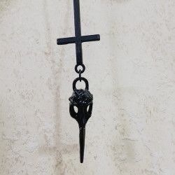 Collier gothique Croix de saint Pierre avec crâne de corbeau