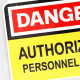 détails Autocollant PVC - Danger de MORT avec symbole Personnel autorisé - 12.3 cm x 9.2 cm